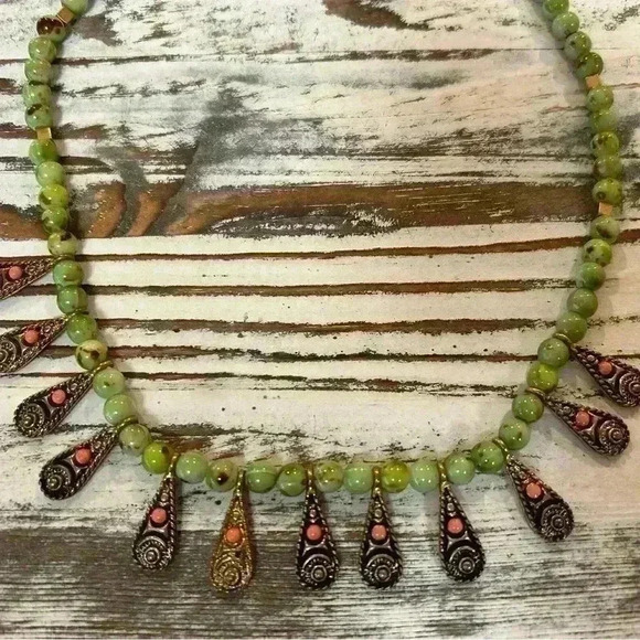 Green bead and Copper tone Necklace - Picture 1 of 5
